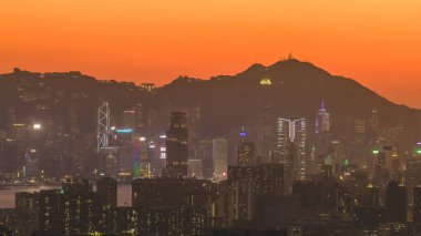 Gün batımında yoğun şehir binalarına bakan ikonik dağ silueti 11 Ocak 2026