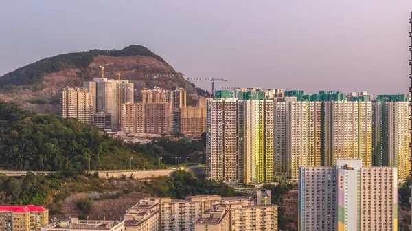 11 Ocak 2026 'da alacakaranlıkta dağ manzaralı umumi konut kuleleri