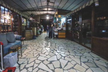 İç kısımda 17 Ocak 2026 'da Red Brick House' da eklektik antikalar sergileniyor.