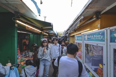 17 Ocak 2026 Canlı açık hava pazarı çeşitli ürünler ve hareketli toplum aktiviteleri sergiliyor