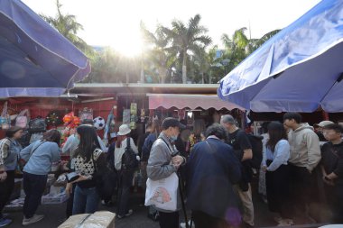 17 Ocak 2026 Canlı açık hava pazarı çeşitli ürünler ve hareketli toplum aktiviteleri sergiliyor