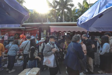 17 Ocak 2026 Canlı açık hava pazarı çeşitli ürünler ve hareketli toplum aktiviteleri sergiliyor