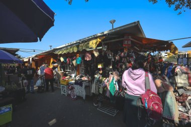 17 Ocak 2026 Canlı açık hava pazarı çeşitli ürünler ve hareketli toplum aktiviteleri sergiliyor