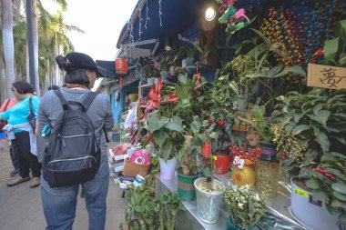 17 Ocak 2026 Canlı açık hava pazarı çeşitli ürünler ve hareketli toplum aktiviteleri sergiliyor