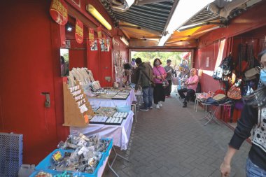 17 Ocak 2026 Canlı açık hava pazarı çeşitli ürünler ve hareketli toplum aktiviteleri sergiliyor