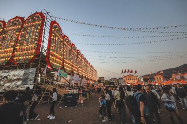 Renkli fener kuleleri ve şenlikli kalabalık geleneksel Kam Tin kutlamasını doldurdu 17 Ocak 2026