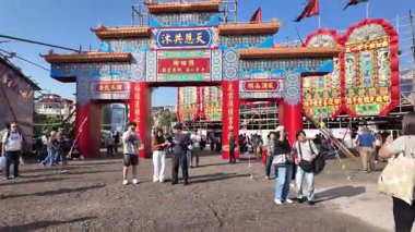 Renkli Dekorasyonlar Festivalde Parlıyor Kam Tin Jiao Kutlaması, 17 Ocak 2026