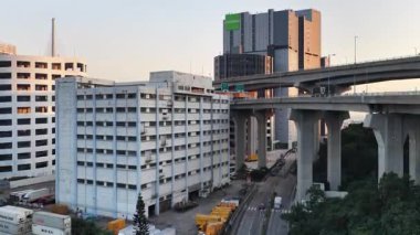 Parlak Gün Işığı, Tsing Yi Lojistik Merkezi 'nin içindeki depoları aydınlatıyor, Ocak 10 2026