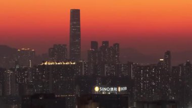 Golden Sunset Hong Kong 'u aydınlatıyor Kowloon Tepesinden Skyline, 11 Ocak 2026