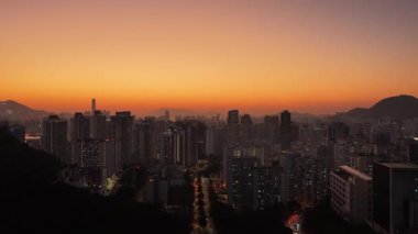 Parlak Gün Işığı Yeni Temiz Su Koyu boyunca uzanan Yol Amaçlı, 11 Ocak 2026 'yı vurguluyor