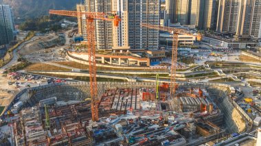 Temiz bir güneş ışığı 18 Ocak 2026 'da Anderson geliştirme binalarını vurguluyor