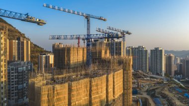 Temiz bir güneş ışığı 18 Ocak 2026 'da Anderson geliştirme binalarını vurguluyor