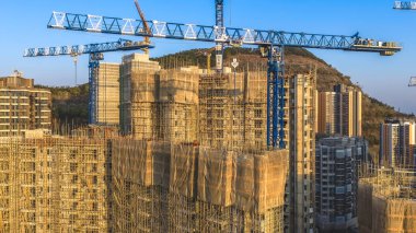 Temiz bir güneş ışığı 18 Ocak 2026 'da Anderson geliştirme binalarını vurguluyor