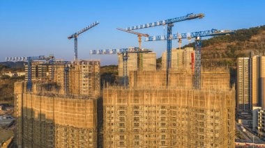 Temiz bir güneş ışığı 18 Ocak 2026 'da Anderson geliştirme binalarını vurguluyor