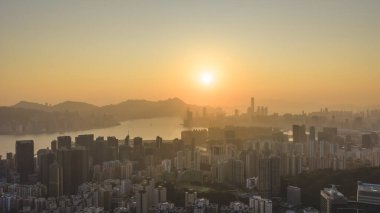 Şehir liman sularına yansıyan altın saat ışığı 18 Ocak 2026