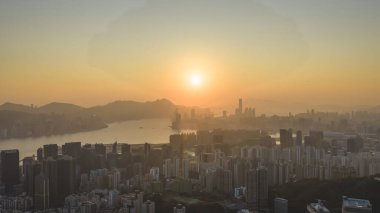 Şehir liman sularına yansıyan altın saat ışığı 18 Ocak 2026