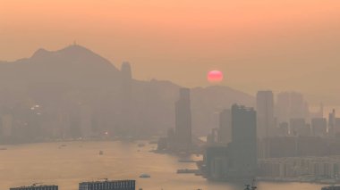 Kowloon silueti ve limanının canlı akşam manzarası. Ocak 18 2026