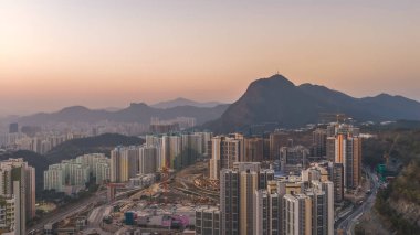 Temiz bir güneş ışığı 18 Ocak 2026 'da Anderson geliştirme binalarını vurguluyor