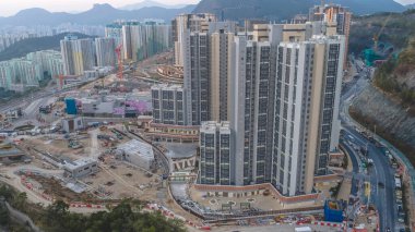 Temiz bir güneş ışığı 18 Ocak 2026 'da Anderson geliştirme binalarını vurguluyor