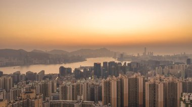 Panoramik şehir silueti Kwun Tong ve Kai Tak 'a bakıyor. Ocak 18 2026