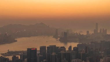 Yumuşak akşam ışığı battaniyeleri Tai Sheung Tok 'tan manzara 18 Ocak 2026