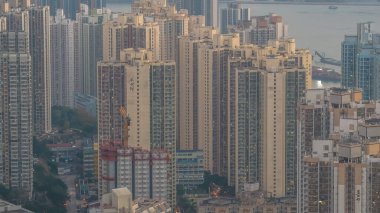 Yükseltilmiş bakış açısı Kwun Tong Jan 18 Ocak 2026 'da yoğun kentsel manzarayı gözler önüne seriyor