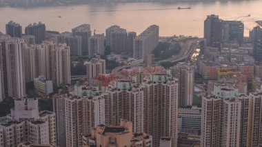 Yükseltilmiş bakış açısı Kwun Tong Jan 18 Ocak 2026 'da yoğun kentsel manzarayı gözler önüne seriyor