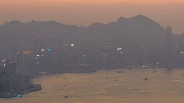 Yumuşak akşam ışığı battaniyeleri Tai Sheung Tok 'tan manzara 18 Ocak 2026