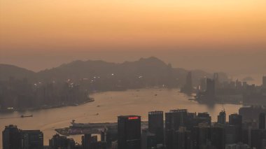 Yumuşak akşam ışığı battaniyeleri Tai Sheung Tok 'tan manzara 18 Ocak 2026