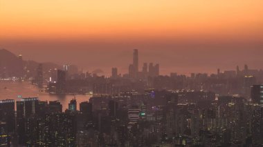 Yumuşak akşam renkleri Kowloon 18 Ocak 2026 'nın yoğun şehir manzarasını aydınlatır