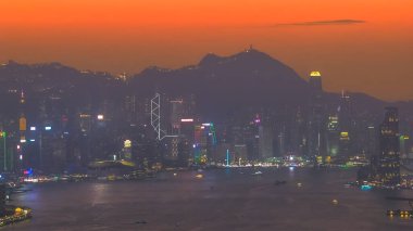 Renkler, 18 Ocak 2026 boyunca Hong Kong Merkez Bölgesini aydınlatıyor