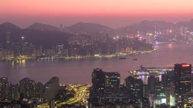 Yumuşak akşam parıltısı Kwun Tong binalarını ve 18 Ocak 2026 'yı aydınlatıyor.