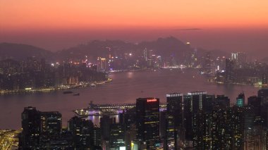 Yumuşak akşam ışığı battaniyeleri Tai Sheung Tok 'tan manzara 18 Ocak 2026