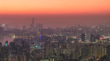 Yumuşak akşam renkleri Kowloon 18 Ocak 2026 'nın yoğun şehir manzarasını aydınlatır
