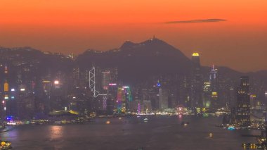 Renkler, 18 Ocak 2026 boyunca Hong Kong Merkez Bölgesini aydınlatıyor