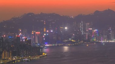 Renkler, 18 Ocak 2026 boyunca Hong Kong Merkez Bölgesini aydınlatıyor