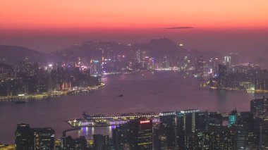 Yumuşak akşam ışığı battaniyeleri Tai Sheung Tok 'tan manzara 18 Ocak 2026