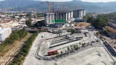 Parlak Gün Işığı, 16 Ocak 2026 'da Kam Sheung' da toplu taşıma kavşağını vurguluyor