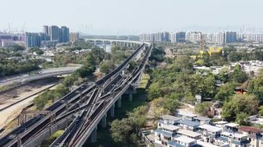 Parlak Gün Işığı, 16 Ocak 2026 'da Yuen Long yakınlarındaki Batı Demiryolları' nı aydınlattı.