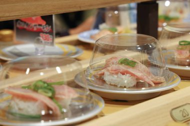 Japonya 'da 29 Kasım 2025' te Konveyör Kayışı Suşi Yemek Deneyimi Araştırması