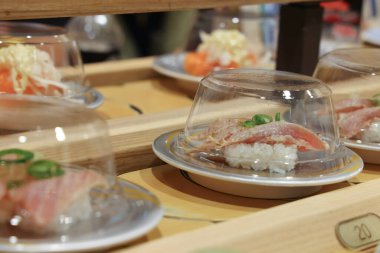 Japonya 'da 29 Kasım 2025' te Konveyör Kayışı Suşi Yemek Deneyimi Araştırması