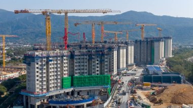 Kırsal alanların ve dağların ortasından yükselen yüksek binalar 16 Ocak 2026