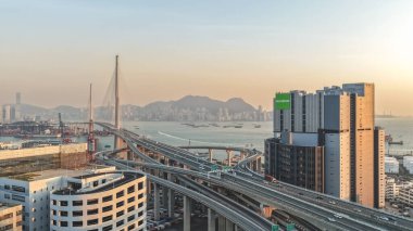 Altın ışık köprü kablolarını, trafiği ve 10 Ocak 2026 'nın altındaki limanı aydınlatıyor