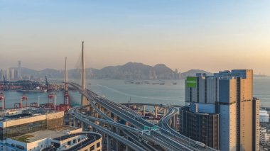 İskele vincini, kargo gemilerini ve tepedeki ufuk çizgisini 10 Ocak 2026 'yı vurgular