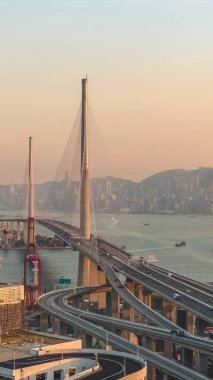 İskele vincini, kargo gemilerini ve tepedeki ufuk çizgisini 10 Ocak 2026 'yı vurgular