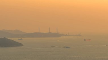 Lamma Adası kıyı şeridi, tepeler ve köy manzarası 10 Ocak 2026 vurgulandı