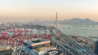 Altın ışık köprü kablolarını, trafiği ve 10 Ocak 2026 'nın altındaki limanı aydınlatıyor