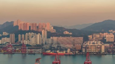 İskele vincini, kargo gemilerini ve tepedeki ufuk çizgisini 10 Ocak 2026 'yı vurgular