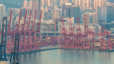 İskele vincini, kargo gemilerini ve tepedeki ufuk çizgisini 10 Ocak 2026 'yı vurgular