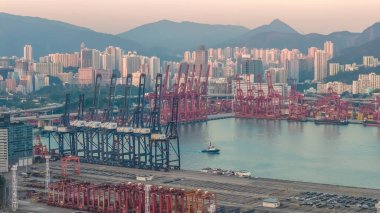 İskele vincini, kargo gemilerini ve tepedeki ufuk çizgisini 10 Ocak 2026 'yı vurgular